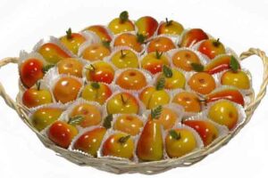 Mand met fruit